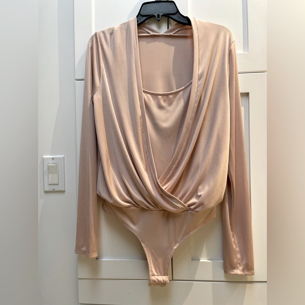 BCBG MaxAzria Surplice bodysuit in Pale pink, size Medium